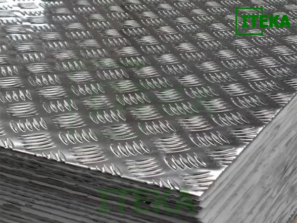 Đặc điểm về vật liêu trong tấm inox chống trượt